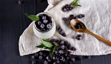  Siyah frenk üzümü ile doğal yoğurt.