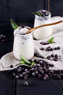  Siyah frenk üzümü ile doğal yoğurt