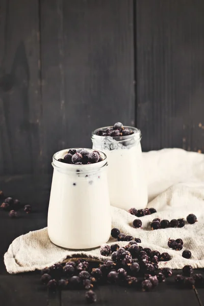 Naturjoghurt mit schwarzer Johannisbeere. — Stockfoto