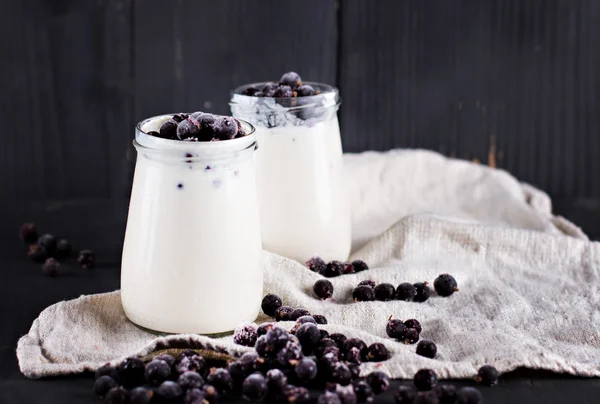 Naturjoghurt mit schwarzer Johannisbeere. — Stockfoto