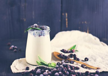  Siyah frenk üzümü ile doğal yoğurt