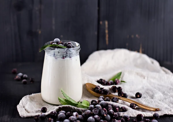 Naturjoghurt mit schwarzer Johannisbeere — Stockfoto