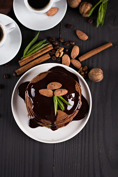 Choklad pannkakor med chokladsås — Stockfoto