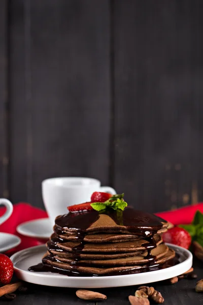 Schokoladenpfannkuchen mit Schokoladensoße — Stockfoto