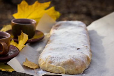Elma, kabak, kayısı ile Strudel