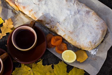 Elma, kabak, kayısı ile Strudel