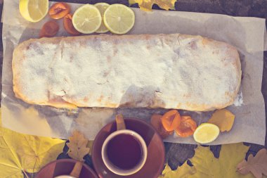 Elma, kabak, kayısı ile Strudel