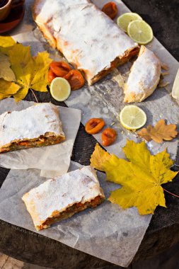 Elma, kabak, kayısı ile Strudel