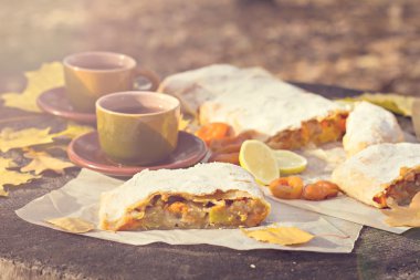 Elma, kabak, kayısı ile Strudel