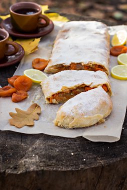 Elma, kabak, kayısı ile Strudel
