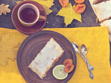 Elma, kabak, kayısı ile Strudel