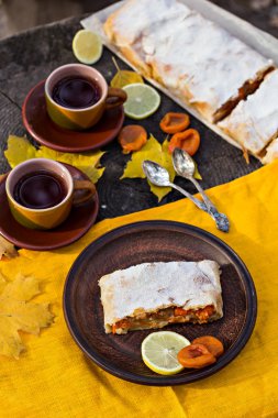 Elma, kabak, kayısı ile Strudel