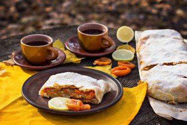 Elma, kabak, kayısı ile Strudel