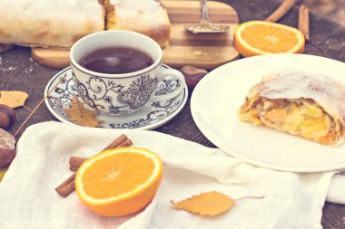 Strudel muhallebi ve turuncu ile.