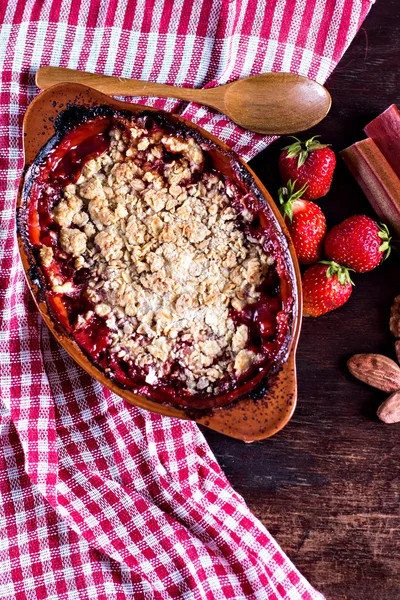 Pastel desmenuzado con fresas —  Fotos de Stock