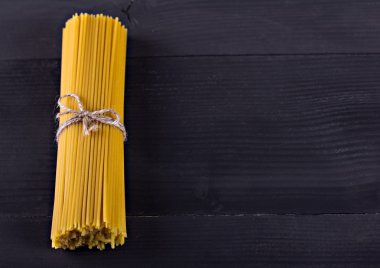 makarna, spagetti eski ahşap masa