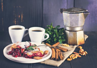 Kirazlı turta ve bir fincan çay