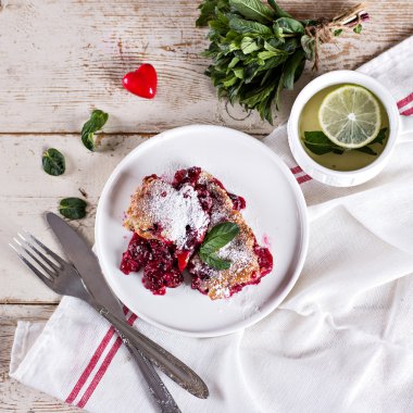 Kirazlı turta ve bir fincan çay