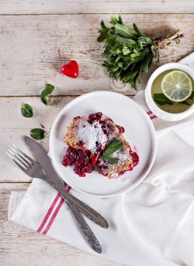 Kirazlı turta ve bir fincan çay