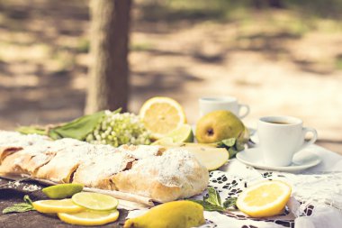 pasta, meyveli turta armut ve limon ile