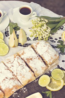 pasta, meyveli turta armut ve limon ile