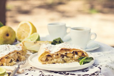 pasta, meyveli turta armut ve limon ile