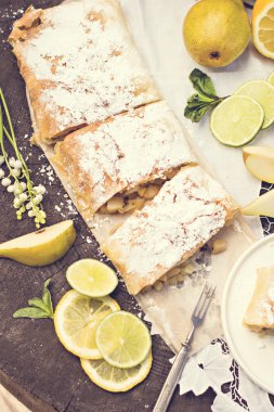 pasta, meyveli turta armut ve limon ile