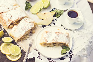 pasta, meyveli turta armut ve limon ile