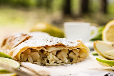 pasta, meyveli turta armut ve limon ile