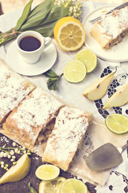 pasta, meyveli turta armut ve limon ile