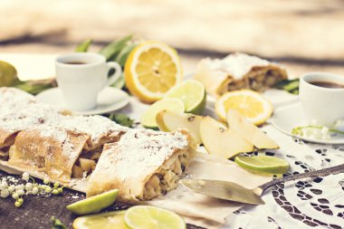pasta, meyveli turta armut ve limon ile