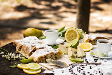 pasta, meyveli turta armut ve limon ile