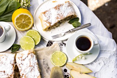 pasta, meyveli turta armut ve limon ile