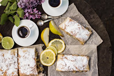 pasta, meyveli turta armut ve limon ile
