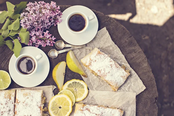 Pastel, strudel con pera y limón — Foto de Stock