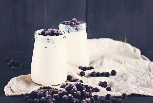 Yogur natural con grosella negra . — Foto de Stock