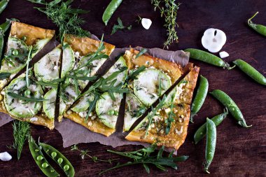 pasta kabak, yeşil bezelye, peynir ile