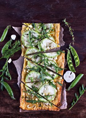 pasta kabak, yeşil bezelye, peynir ile