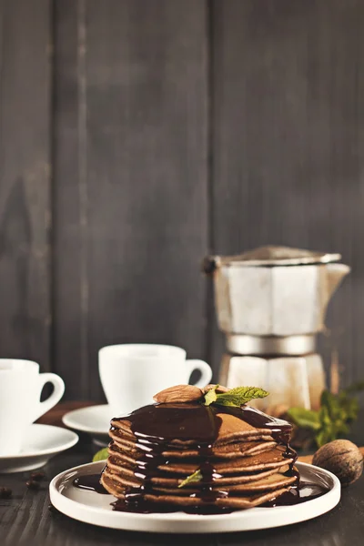 Schokoladenpfannkuchen mit Schokoladensoße — Stockfoto