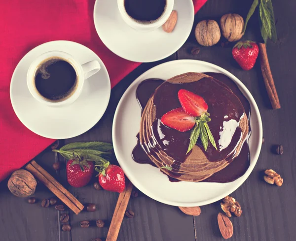 Chocolade pannenkoeken met chocolade saus — Stockfoto