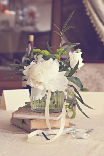 Bukett vita blommor — Stockfoto
