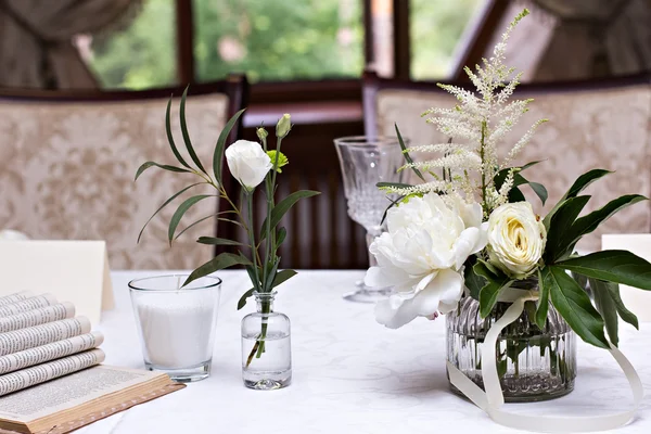 Boeket van witte bloemen — Stockfoto