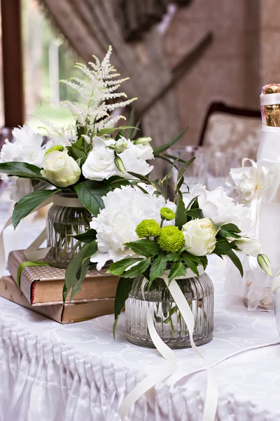 Boeket van witte bloemen — Stockfoto