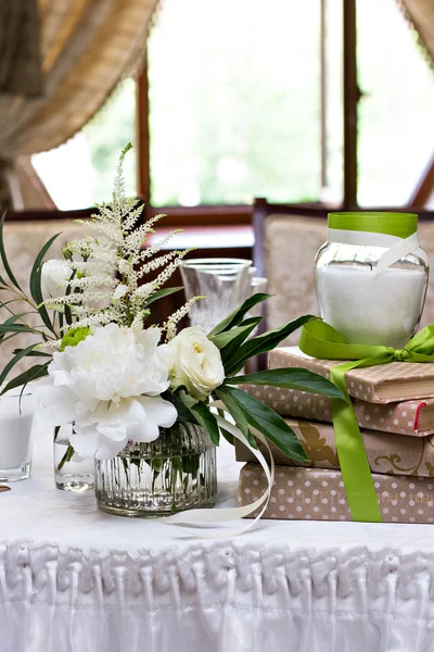 Букет белых цветов — стоковое фото