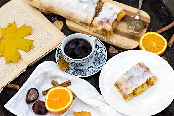 Strudel mit Pudding und Orange — Stockfoto