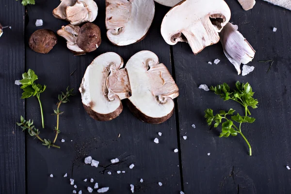 Frische Pilze mit Gewürzen — Stockfoto