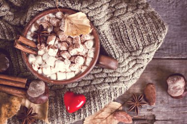 Şekerlemeli sıcak kakao.