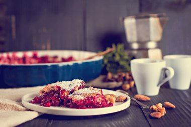 Kirazlı turta ve bir fincan çay