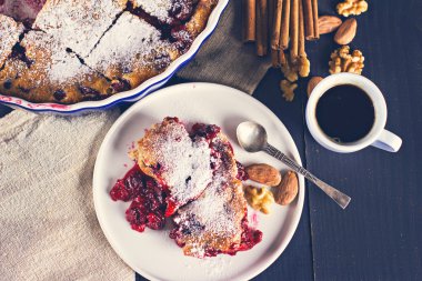 Kirazlı turta ve bir fincan çay