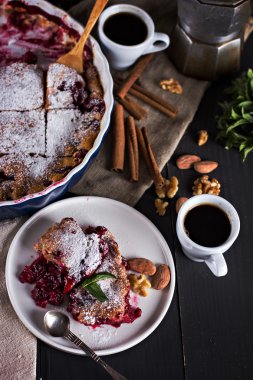 Kirazlı turta ve bir fincan çay